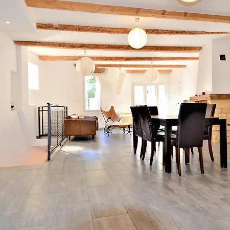 Holiday home Stunning In Laudun-lardoise With Wifi *