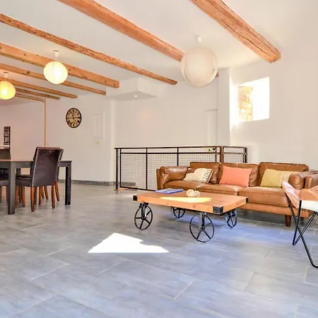 Holiday home Stunning In Laudun-lardoise With Wifi